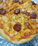 Pizza ibérica de chorizo y cebolla
