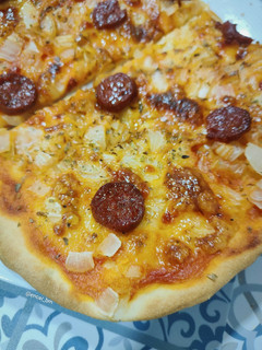 Una foto de Pizza ibérica de chorizo y cebolla