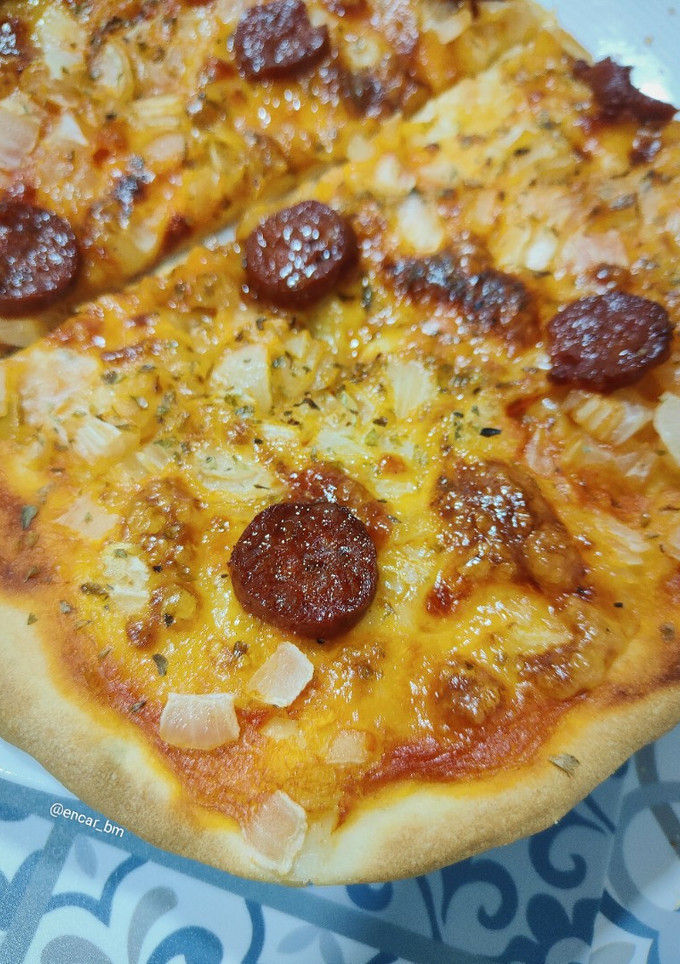 Una foto de Pizza ibérica de chorizo y cebolla