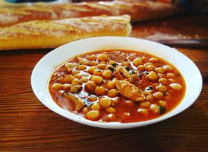 Foto principal de Garbanzos en salsa de tomate con pollo y butifarra a la barbacoa