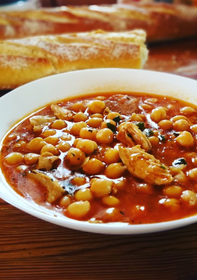 Una foto de Garbanzos en salsa de tomate con pollo y butifarra a la barbacoa