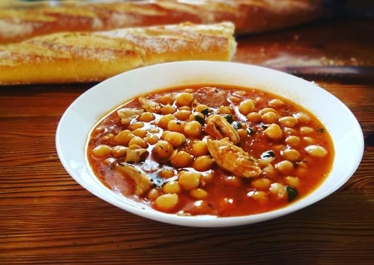 Garbanzos en salsa de tomate con pollo y butifarra a la barbacoa
