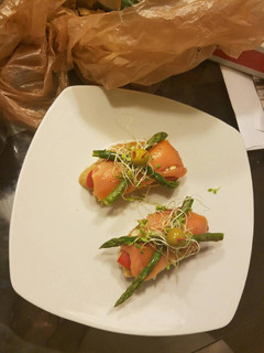 Una foto de Pincho salmón con espárragos