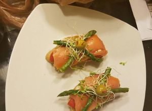 Una foto de Pincho salmĂłn con espĂĄrragos