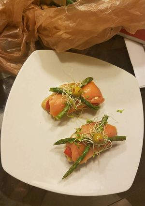 Una foto de Pincho salmón con espárragos