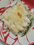Espárragos trigueros con salmón y bechamel gratinados