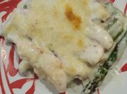 Una foto de filete de pescado con esparragos