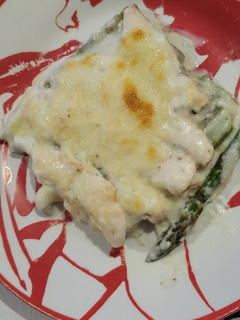 Una foto de Espárragos trigueros con salmón y bechamel gratinados