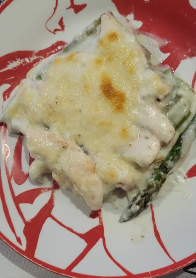 Una foto de Espárragos trigueros con salmón y bechamel gratinados