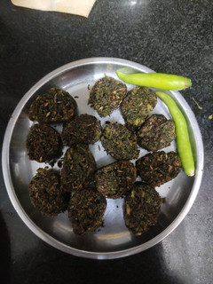 कोथिम्बीर वडी (kothimbir vadi recipe in Hindi) रेसिपी मुख्य फोटो