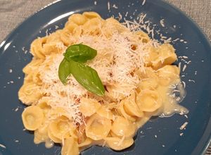 Una foto de Orecchiette a la auténtica carbonara