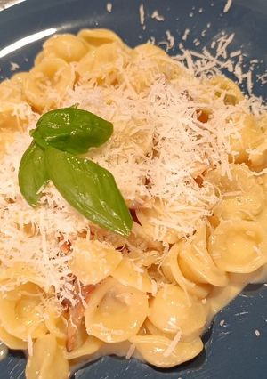 Una foto de Orecchiette a la auténtica carbonara