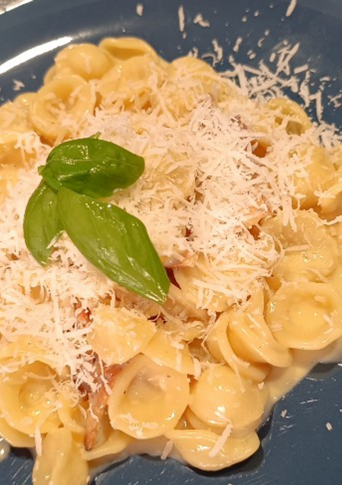 Una foto de Orecchiette a la auténtica carbonara