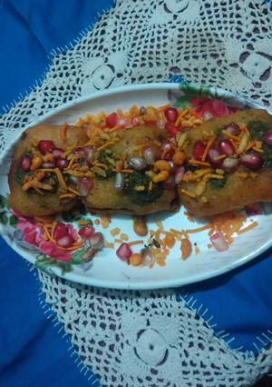A picture of Bread pakoda chat.