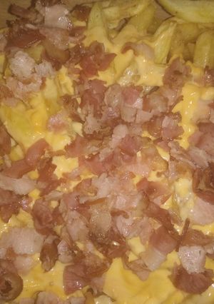 Una foto de 🍟Papas con cheddar y bacon🥓