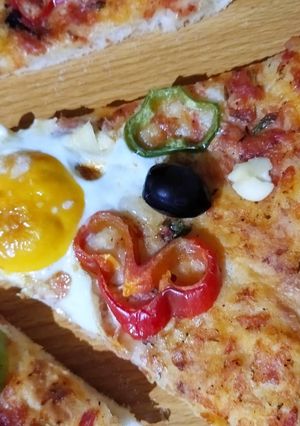 Une photo de Pizza 🍕 aux 2 poivrons et œufs🥚