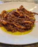 Rejos de calamar en salsa de cebolla