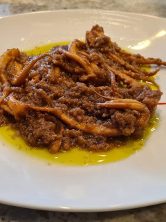 Una foto de Rejos de calamar en salsa de cebolla