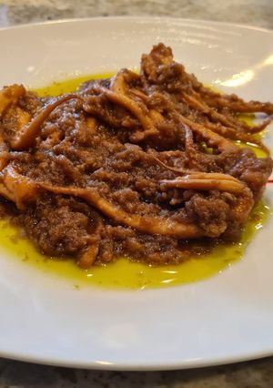 Una foto de Rejos de calamar en salsa de cebolla