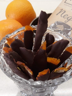 Una foto de Tiras de naranja con chocolate