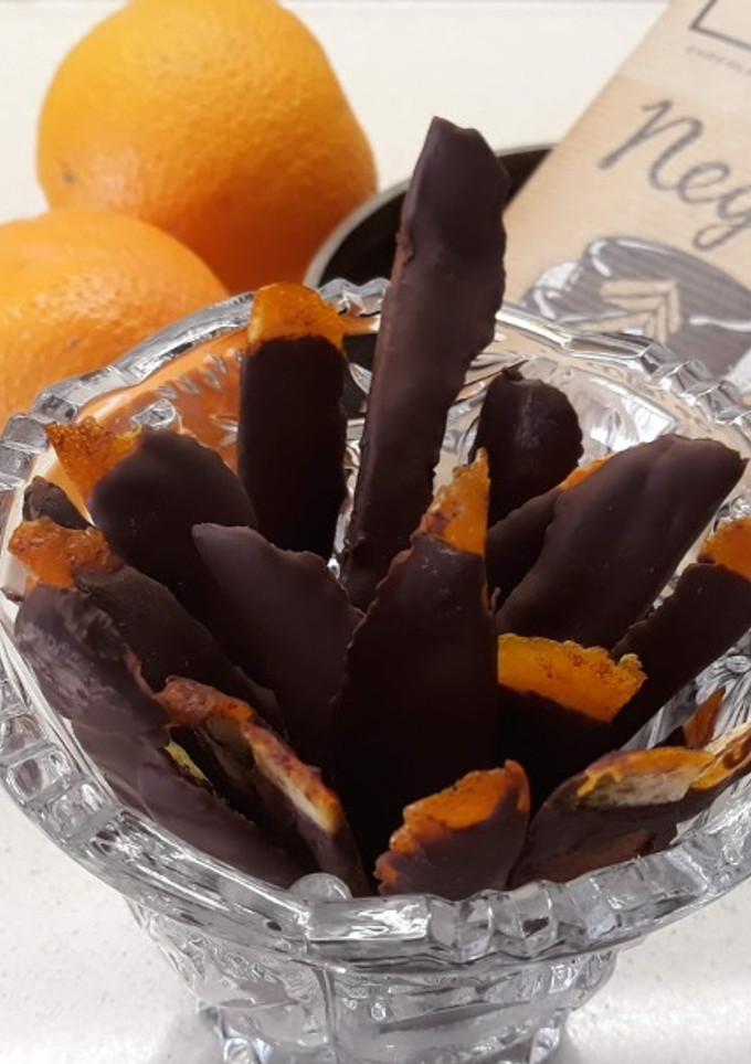 Una foto de Tiras de naranja con chocolate
