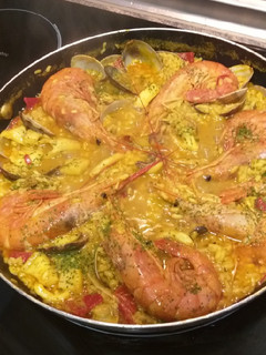 Una foto de Arroz con sepia, langostinos y almejas
