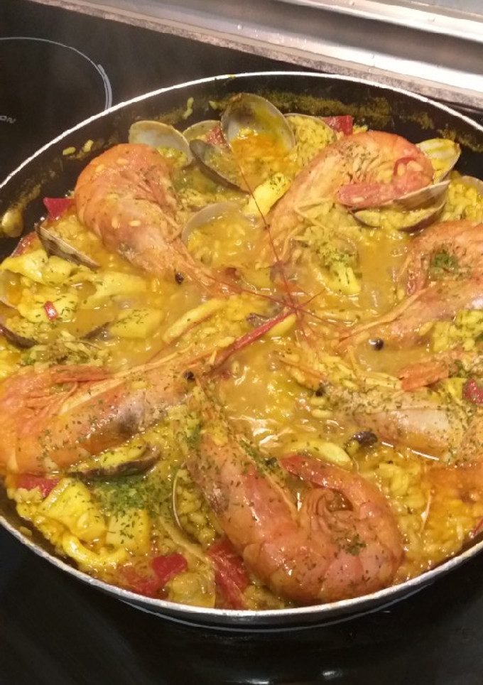 Una foto de Arroz con sepia, langostinos y almejas