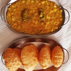 A picture of Aaloo Tarkari aur Poori.