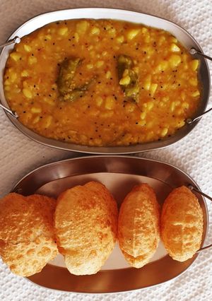A picture of Aaloo Tarkari aur Poori.