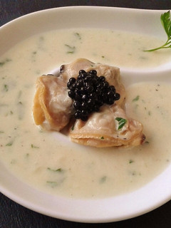 Una foto de Velouté de almejas con caviar vegetal