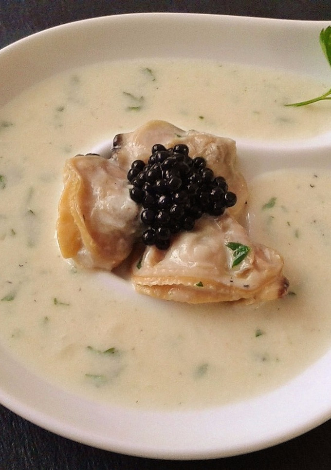 Una foto de Velouté de almejas con caviar vegetal
