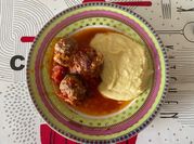Une photo de sauce tomate boulettes