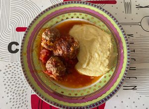 Une photo de Boulettes aux 3 viandes sauce façon bolognaise et polenta