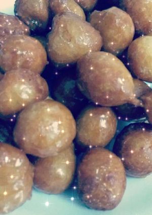صورة لوصفة لقيمات بالسكر والشيره لذيذه ومقرمشه