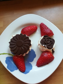 Una foto de Flores de mascarpone con fresas y chocolate