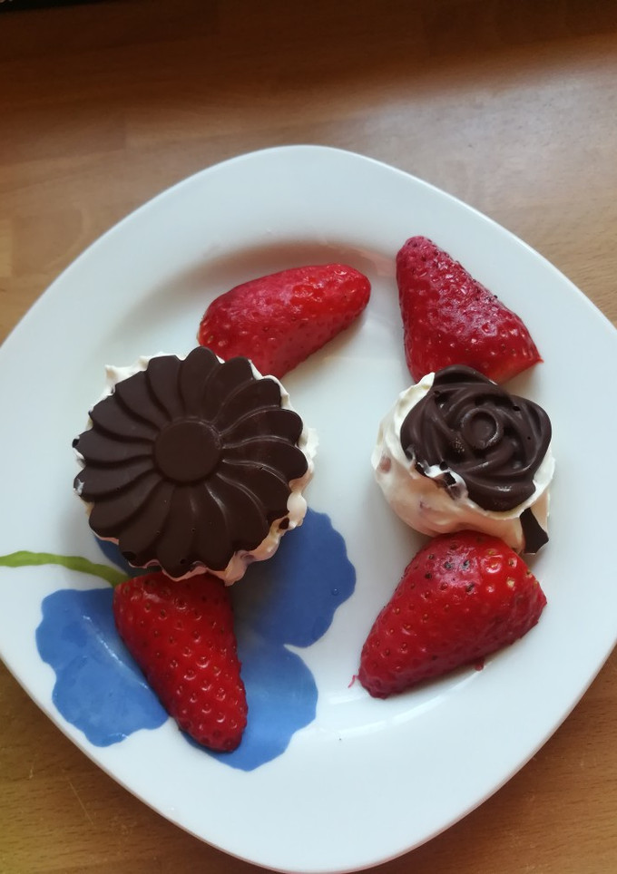 Una foto de Flores de mascarpone con fresas y chocolate
