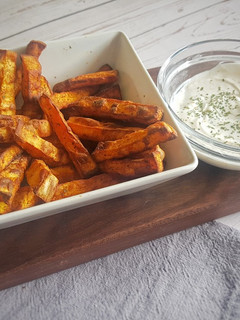Una foto de Batatas "fritas" con salsa de yogur y mostaza en airfryer