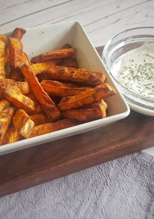 Foto principal de Batatas "fritas" con salsa de yogur y mostaza en airfryer