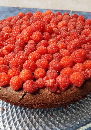 Olvadó belsejű csokitorta málnával recept fotója