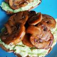 Ψωμί με avocado και μανιτάρια σωτέ