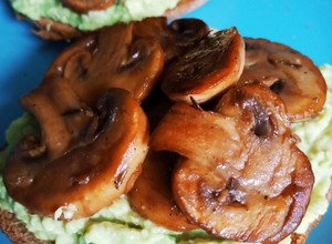 Φωτογραφία της συνταγής Ψωμί με avocado και μανιτάρια σωτέ