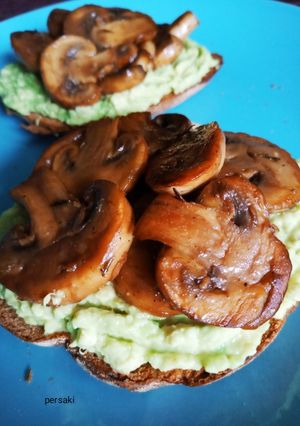 Φωτογραφία της συνταγής Ψωμί με avocado και μανιτάρια σωτέ