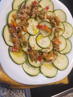 Una foto de Carpaccio de calabacín con vinagreta de mostaza