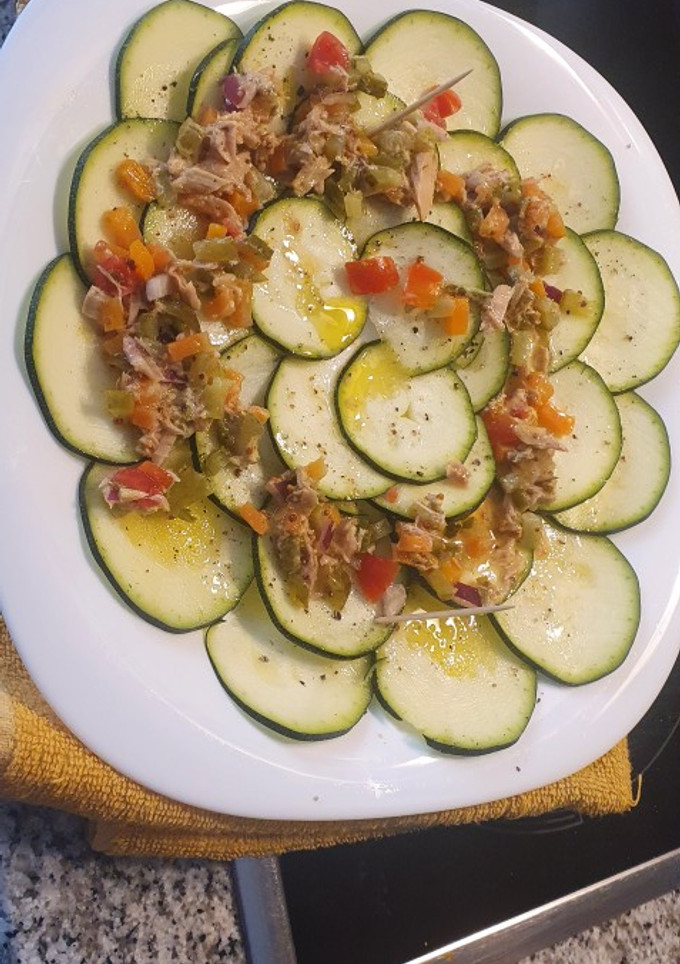 Una foto de Carpaccio de calabacín con vinagreta de mostaza