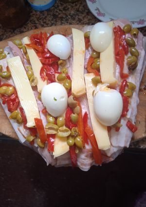 Una foto de Colita rellena con panceta, queso, morrón, aceitunas y huevo