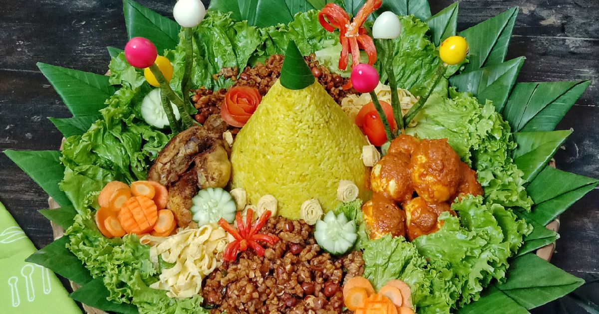 Tumpeng nasi kuning