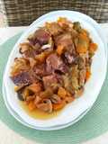 Rinderquerrippe mit Gemüse in Teriyaki Sauce geschmort