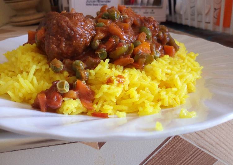 Recipe of Quick Turmeric Rice And Meat Balls with  Peas