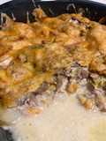 Carne al horno con patatas, puerro, champiñones y queso gratinado