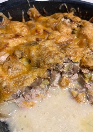 Foto principal de Carne al horno con patatas, puerro, champiñones y queso gratinado